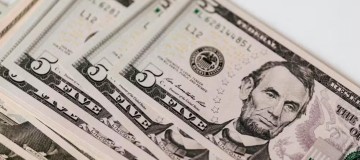 Dólar abre em baixa, com mercado repercutindo última ata do Fed