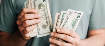 Dólar abre em queda, com melhora na percepção fiscal brasileira