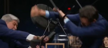 Datena agride Pablo Marçal com cadeirada durante debate em São Paulo