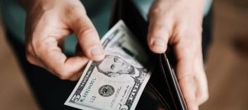 Dólar abre em alta nesta segunda-feira