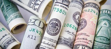 Dólar opera em alta, com expectativa por corte de gastos