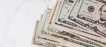 Dólar opera em alta de olho em cenário fiscal; Ibovespa cai