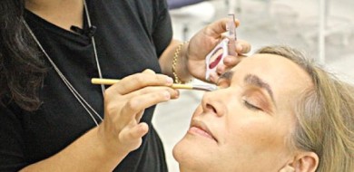 Saiba como aplicar maquiagem sem correr riscos de inflamação nos olhos