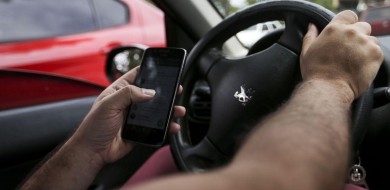 Um em cada cinco brasileiros usa o celular enquanto dirige