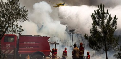 Incêndio florestal atinge Portugal e fere 32 pessoas