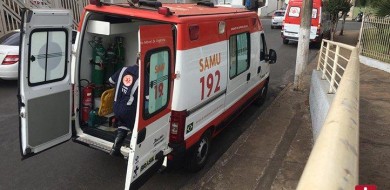 Linha de pipa atinge pescoço de motociclista que sofre grave acidente