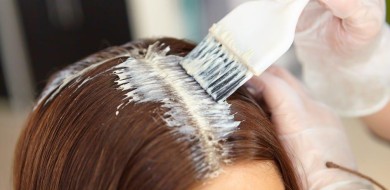 6 truques para tirar manchas de tinta de cabelo da pele e da roupa