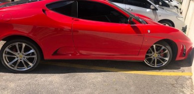 Homem é detido ‘desfilando’ com réplica de Ferrari em BH