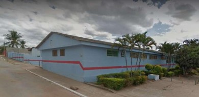 Policiais desarmam homem com ‘gravata’ e salvam mulher dentro de bar