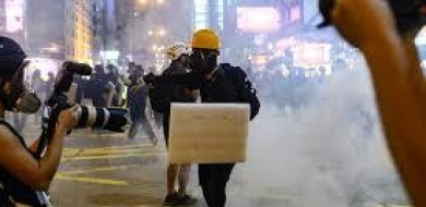Violência volta a irromper protestos em Hong Kong