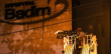Bombeiros fazem resfriamento e varredura no Hospital Badim no Rio