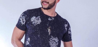 Cantor sertanejo morre após carro bater em árvore em rodovia de MS