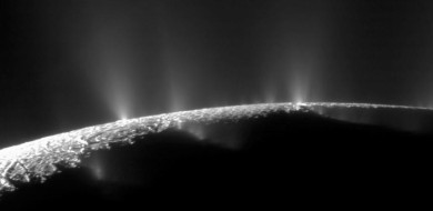 Encélado dispara “canhões de neve” contra outras luas de Saturno