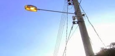 Homem morre após colidir com poste de energia em Uberlândia