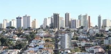 Jovem cai de prédio e fica agarrada em grade em Uberlândia