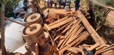 Ponte caí durante passagem de caminhão em Patos de Minas