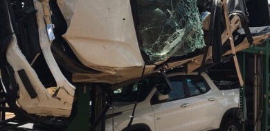 Acidente com caminhão cegonha deixa carros destruídos