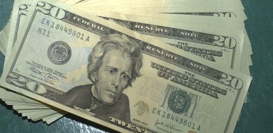 Dólar fecha abaixo de R$ 4 pela primeira vez em mais de dois meses