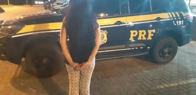 PRF prende mulher com CNH e CRLV falsos em Uberlândia