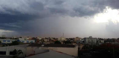 Temporal provoca alagamentos e desabamento de muros em Uberlândia