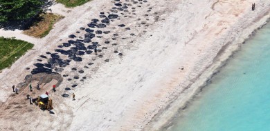 Governo notifica empresa do barco suspeito de ter vazado óleo