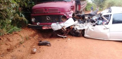 Jovem morre em acidente entre carro, moto e caminhão em Monte Carmelo