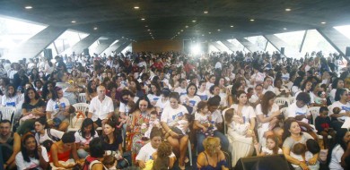 Mais de mil mães participam no Rio de ato em defesa da amamentação