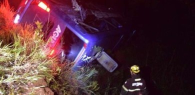 Ônibus bate em carreta, cai em ribanceira e deixa 49 feridos em Minas