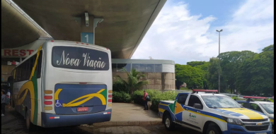 Ônibus clandestinos são apreendidos em Uberlândia