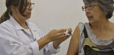 Campanha de vacinação contra gripe terá drive thru para idosos no Rio