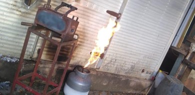 Botijão de gás pega fogo e chamas atingem contêiner