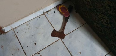 Homem é golpeado com machadinha no pescoço em Monte Carmelo