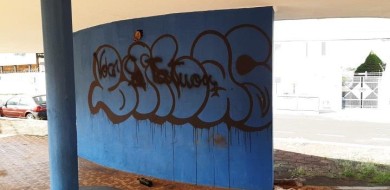 Jovem é detido ao pichar praça com homenagem para namorada em Uberaba