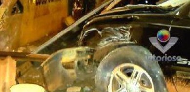 Menores batem carro furtado em muro após perseguição em Uberlândia