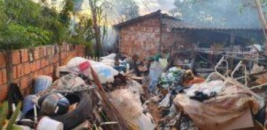 Casa usada para depósito de recicláveis pega fogo em Araguari