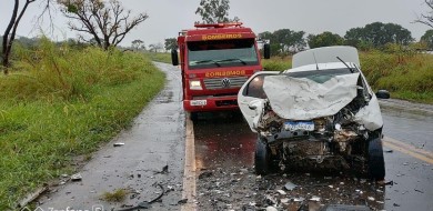 Colisão frontal mata três pessoas na BR-452, em Perdize