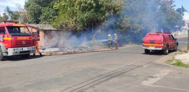Incêndio atinge vegetação e leva risco a residência em Araguari
