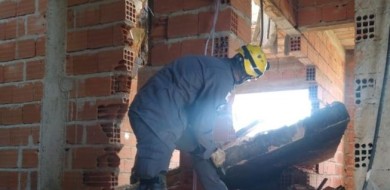 Laje desaba em construção e trabalhador fica ferido