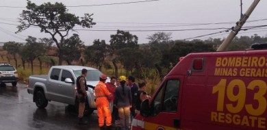 Motorista perde controle da direção e bate caminhonete em poste