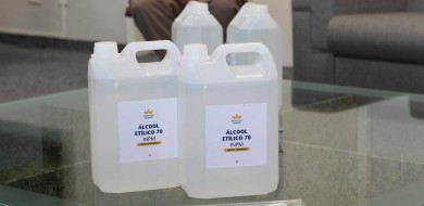 Prefeitura recebe doação de 700 litros de álcool 70% da Souza Cruz