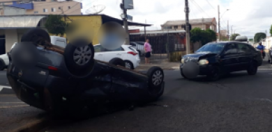 Veículo capota após colisão com outro carro no Bairro Brasil