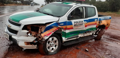 Viatura da Polícia Ambiental é atingida por táxi na BR-365