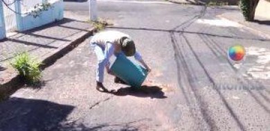 Advogado tapa buraco depois de 60 dias aguardando o poder público
