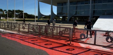 Homem é detido após jogar tinta na rampa do Palácio do Planalto