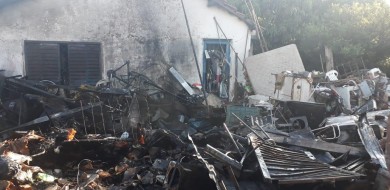 Imóvel usado como depósito de lixo reciclável pega fogo em Araguari