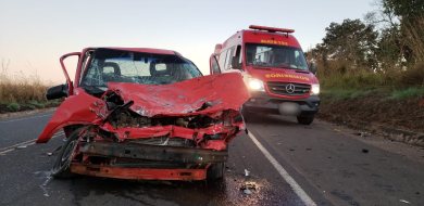 Motoristas ficam feridos após colisão entre carro e caminhão na BR-452