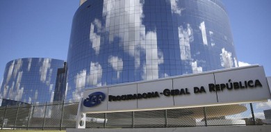 PGR abre investigação sobre ataque com fogos contra Supremo