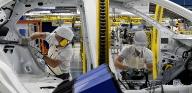 PIB recua 6,1% no trimestre encerrado em abril, diz FGV