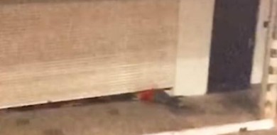 Porta automática desce e prende andarilho pela cabeça na calçada