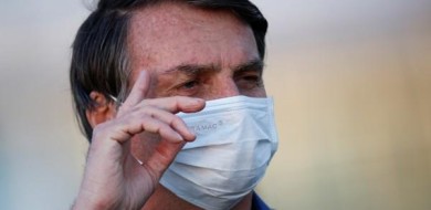 Bolsonaro faz novo teste e continua com coronavírus, diz Planalto